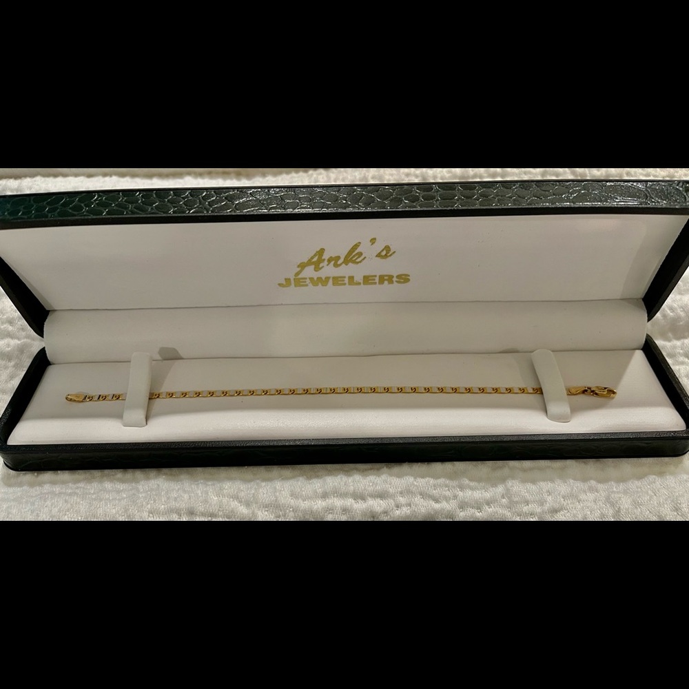 Gold plated dainty bracelet! Great condition!
